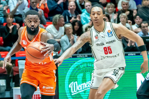 Chemnitz, Deutschland 27. April 2026: 1. BBL - 2025 2026 - Sp. 31 - Niners Chemnitz gegen Bamberg Baskets Im Bild: v. li. im Zweikampf Corey Davis (99) und Austin Crowley (BMA) Copyright: xFotostandx xNachtigallx