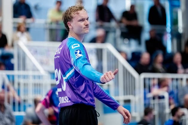 Dormagen, 27.04.2026, Handball, Herren, 2. Bundesliga, 29. Spieltag, 2025 2026: TSV Bayer Dormagen 1. VFL Potsdam Christian Ole Simonsen (TSV Bayer Dormagen, 20) Daumen hoch für seinen Mitspieler