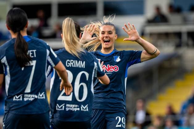Selina Cerci (29; TSG Hoffenheim) jubelt mit Teamkollegen im Dietmar-Hopp Stadion GPFBL: TSG Hoffenheim - 1. FC Köln, 27.04.2026 Copyright: xSpeedshotx
