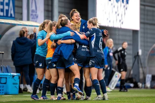 Franziska Harsch (17; TSG Hoffenheim) und Valesca Ampoorter (18; TSG Hoffenheim) feiern gemeinsam mit ihren Teamkolleginnen im Dietmar-Hopp Stadion GPFBL: TSG Hoffenheim - 1. FC Köln, 27.04.2026 Copyright: xSpeedshotx