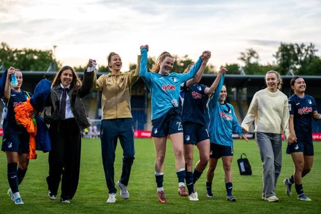 Franziska Harsch (17; TSG Hoffenheim), Nikee van Dijk (25; TSG Hoffenheim), Linda Natter (11; TSG Hoffenheim), Laura Gloning (20; TSG Hoffenheim), Naomi Luyet (7; TSG Hoffenheim), Sara Ritter (22; TSG Hoffenheim) und Marie Steiner (19; TSG Hoffenheim) feiern gemeinsam im Dietmar-Hopp Stadion GPFBL: TSG Hoffenheim - 1. FC Köln, 27.04.2026 Copyright: xSpeedshotx