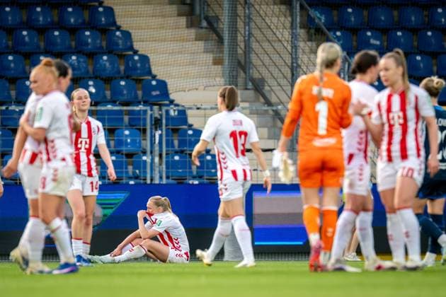 Lydia Andrade (17; 1. FC Köln) sitzt niedergeschlagen auf dem Rasen, während Pauline Bremer (11; 1. FC Köln) im Hintergrund steht im Dietmar-Hopp Stadion GPFBL: TSG Hoffenheim - 1. FC Köln, 27.04.2026 Copyright: xSpeedshotx