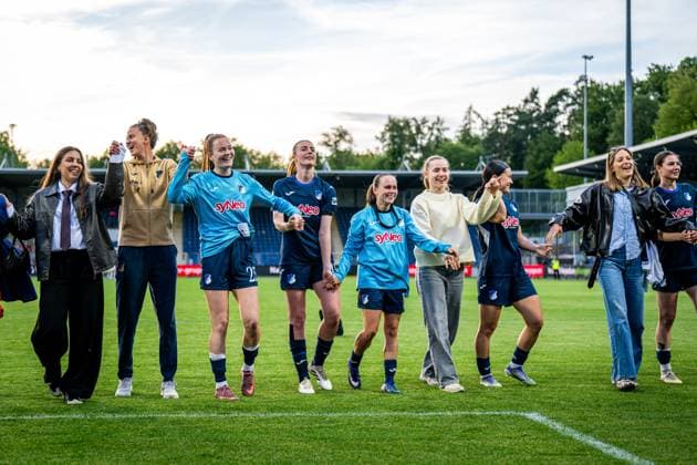 Franziska Harsch (17; TSG Hoffenheim), Nikee van Dijk (25; TSG Hoffenheim), Lisa Doorn (14; TSG Hoffenheim), Lisann Kaut (4; TSG Hoffenheim), Linda Natter (11; TSG Hoffenheim), Chiara Hahn (23; TSG Hoffenheim), Sara Ritter (22; TSG Hoffenheim) und Marie Steiner (19; TSG Hoffenheim) feiern gemeinsam auf dem Spielfeld im Dietmar-Hopp Stadion GPFBL: TSG Hoffenheim - 1. FC Köln, 27.04.2026 Copyright: xSpeedshotx