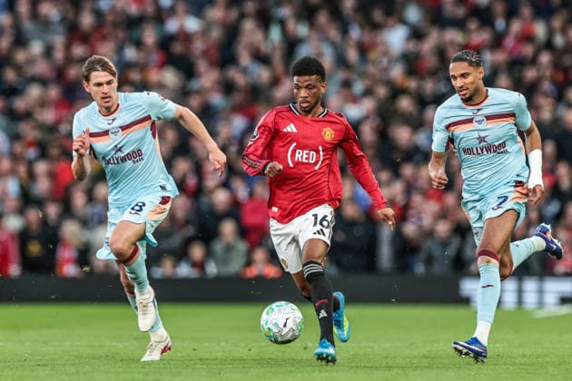 Premier League: Manchester United, ManU v Brentford Amad Diallo of Manchester United breaks with the ball under pressure from Mathias Jensen of Brentford and Kevin Schade of Brentford during the Premier League match Manchester United vs Brentford at Old Trafford, Manchester, United Kingdom on 27 April 2026 (Photo by Mark Cosgrove News Images) Manchester Old Trafford Greater Manchester United Kingdom Copyright: xMarkxCosgrove NewsxImagesx