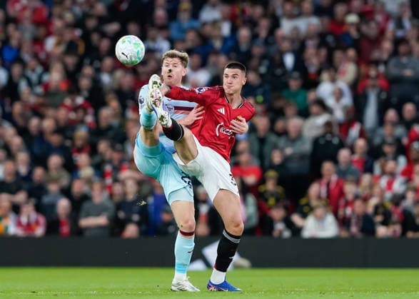 Manchester, England, 27th April 2026. Nathan Collins of Brentford (left) and Benjamin Sesko of Manchester United, ManU (right) battle for the ball during the Manchester United vs Brentford Premier League match at Old Trafford, Manchester. Picture credit should read: Andrew Yates Sportimage EDITORIAL USE ONLY. No use with unauthorised audio, video, data, fixture lists, club league logos or live services. Online in-match use limited to 120 images, no video emulation. No use in betting, games or single club league player publications. SPI_028_AY_MANCHESTER_UNITED_V_BRENTFORD SPI-4740-0028