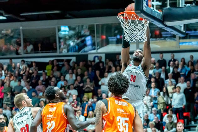 Chemnitz, Deutschland 27. April 2026: 1. BBL - 2025 2026 - Sp. 31 - Niners Chemnitz gegen Bamberg Baskets Im Bild: Ejiofor Onu (BMA) mit einen Dunking 4.v.li. Copyright: xFotostandx xNachtigallx