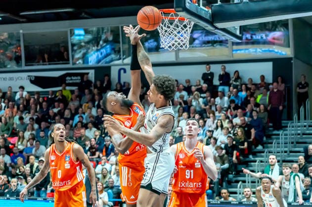 Chemnitz, Deutschland 27. April 2026: 1. BBL - 2025 2026 - Sp. 31 - Niners Chemnitz gegen Bamberg Baskets Im Bild: v. li. im Zweikampf John Newman III (99) und Demarcus Demonia (BMA) Copyright: xFotostandx xNachtigallx