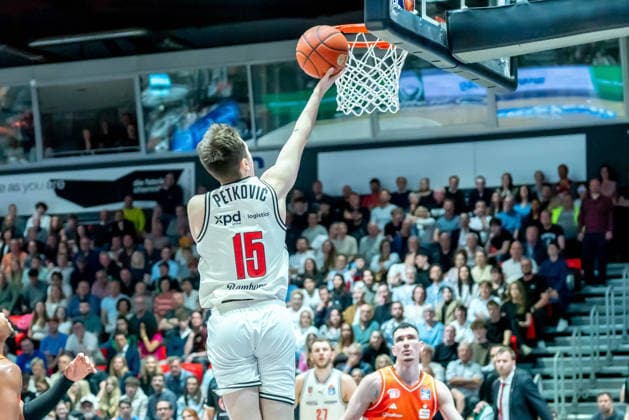 Chemnitz, Deutschland 27. April 2026: 1. BBL - 2025 2026 - Sp. 31 - Niners Chemnitz gegen Bamberg Baskets Im Bild: Adrian Petkovic (BMA) mit einem Dunking Copyright: xFotostandx xNachtigallx