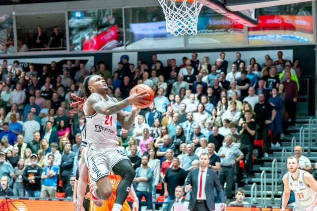 Chemnitz, Deutschland 27. April 2026: 1. BBL - 2025 2026 - Sp. 31 - Niners Chemnitz gegen Bamberg Baskets Im Bild: Cobe Williams (BMA) setzt zu einem Dunking an Copyright: xFotostandx xNachtigallx