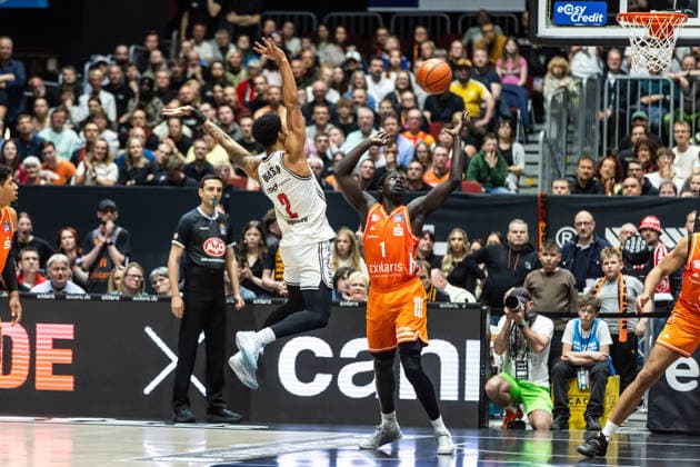 GER, easy-Credit Basketball-Bundesliga, Niners Chemnitz - BMA365 Bamberg Baskets. 27.04.2026, Messe, Chemnitz, GER, easy-Credit Basketball-Bundesliga, Niners Chemnitz - BMA365 Bamberg Baskets. Ibi Watson (BMA365 Bamberg Baskets, 2), Aher Uguak (Niners Chemnitz, 1) Foto Alexander Trienitz Chemnitz Messe Sachsen Deutschland