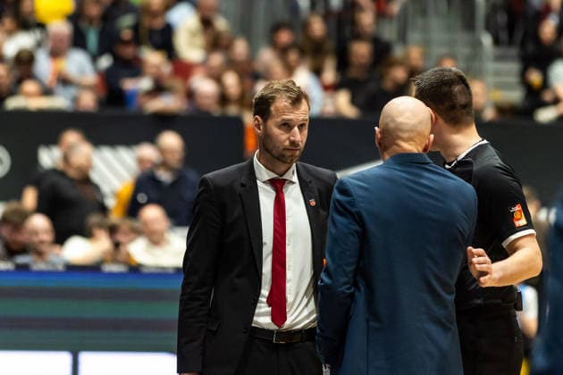GER, easy-Credit Basketball-Bundesliga, Niners Chemnitz - BMA365 Bamberg Baskets. 27.04.2026, Messe, Chemnitz, GER, easy-Credit Basketball-Bundesliga, Niners Chemnitz - BMA365 Bamberg Baskets. Anton Gavel (Head Coach), BMA365 Bamberg Baskets und Rodrigo Pastore (Head Coach), Niners Chemnitz sprchen mit dem Schiedsrichter Foto Alexander Trienitz Chemnitz Messe Sachsen Deutschland