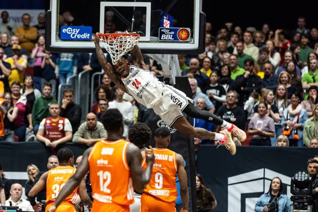GER, easy-Credit Basketball-Bundesliga, Niners Chemnitz - BMA365 Bamberg Baskets. 27.04.2026, Messe, Chemnitz, GER, easy-Credit Basketball-Bundesliga, Niners Chemnitz - BMA365 Bamberg Baskets. Cobe Williams (BMA365 Bamberg Baskets, 24) mit einem Dunk Foto Alexander Trienitz Chemnitz Messe Sachsen Deutschland *** GER, easy Credit Basketball Bundesliga, Niners Chemnitz BMA365 Bamberg Baskets 27 04 2026, Messe, Chemnitz, GER, easy Credit Basketball Bundesliga, Niners Chemnitz BMA365 Bamberg Baskets Cobe Williams BMA365 Bamberg Baskets, 24 with a dunk Photo Alexander Trienitz Chemnitz Messe Sachsen Germany