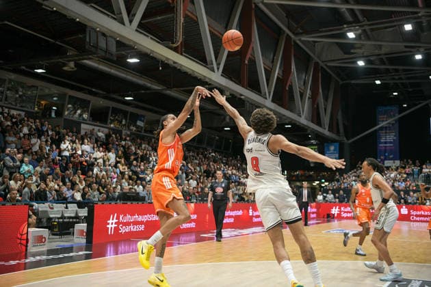 asyCredit Basketball Bundesliga, 31. Spieltag, Niners Chemnitz - BMA365 Bamberg Baskets 27.04.2026 ab 20.00 Uhr Chemnitz, Chemnitz Arena Im Foto: Kevin Yebo(0), Demarcus Marquette Demonia (8) easyCredit Basketball Bundesliga, 31. Spieltag, Niners Chemnitz - BMA365 Bamberg Baskets Chemnitz Sachsen Deutschland