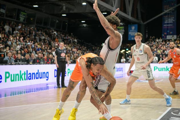 asyCredit Basketball Bundesliga, 31. Spieltag, Niners Chemnitz - BMA365 Bamberg Baskets 27.04.2026 ab 20.00 Uhr Chemnitz, Chemnitz Arena Im Foto: Kevin Yebo(0), Demarcus Marquette Demonia (8) easyCredit Basketball Bundesliga, 31. Spieltag, Niners Chemnitz - BMA365 Bamberg Baskets Chemnitz Sachsen Deutschland