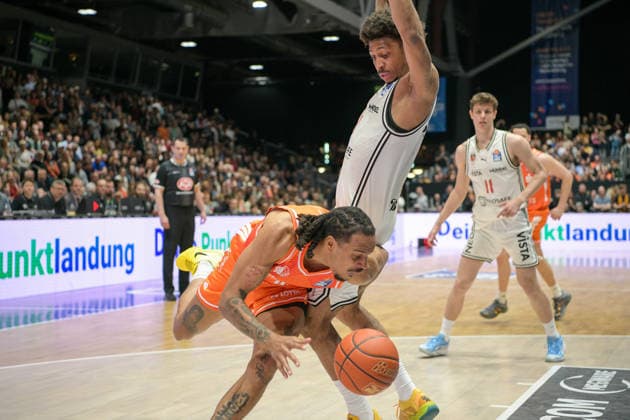 asyCredit Basketball Bundesliga, 31. Spieltag, Niners Chemnitz - BMA365 Bamberg Baskets 27.04.2026 ab 20.00 Uhr Chemnitz, Chemnitz Arena Im Foto: Kevin Yebo(0), Demarcus Marquette Demonia (8) easyCredit Basketball Bundesliga, 31. Spieltag, Niners Chemnitz - BMA365 Bamberg Baskets Chemnitz Sachsen Deutschland