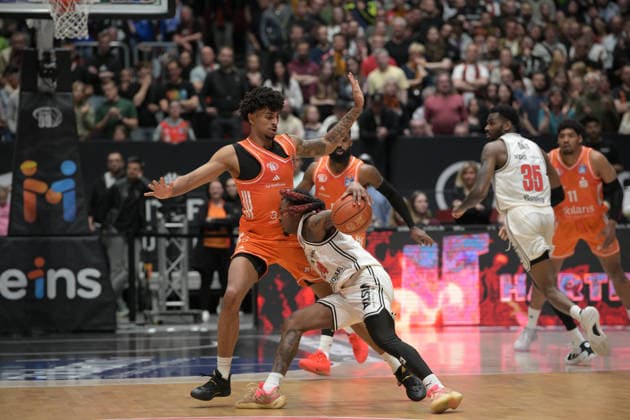 asyCredit Basketball Bundesliga, 31. Spieltag, Niners Chemnitz - BMA365 Bamberg Baskets 27.04.2026 ab 20.00 Uhr Chemnitz, Chemnitz Arena Im Foto: Roman Bedime(35),Cobe Williams (24) easyCredit Basketball Bundesliga, 31. Spieltag, Niners Chemnitz - BMA365 Bamberg Baskets Chemnitz Sachsen Deutschland