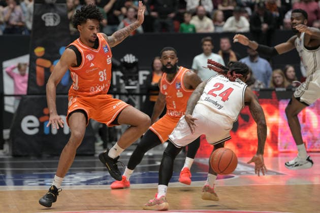 asyCredit Basketball Bundesliga, 31. Spieltag, Niners Chemnitz - BMA365 Bamberg Baskets 27.04.2026 ab 20.00 Uhr Chemnitz, Chemnitz Arena Im Foto: Roman Bedime(35),Cobe Williams (24) easyCredit Basketball Bundesliga, 31. Spieltag, Niners Chemnitz - BMA365 Bamberg Baskets Chemnitz Sachsen Deutschland