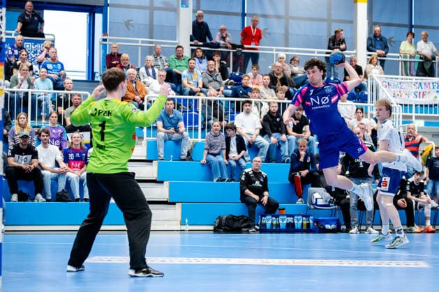 Dormagen, 27.04.2026, Handball, Herren, 2. Bundesliga, 29. Spieltag, 2025 2026: TSV Bayer Dormagen 1. VFL Potsdam Krischa Leis (TSV Bayer Dormagen, 7) beim Torwurf gegen Frederik Höler (1. VfL Potsdam, 1)