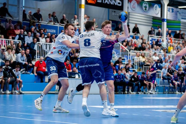 Dormagen, 27.04.2026, Handball, Herren, 2. Bundesliga, 29. Spieltag, 2025 2026: TSV Bayer Dormagen 1. VFL Potsdam Finn Schroven (TSV Bayer Dormagen, 19) im Zweikampf mit Davide Bulzamini (1. VfL Potsdam, 8)