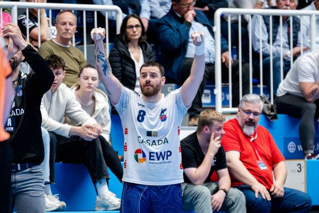 Dormagen, 27.04.2026, Handball, Herren, 2. Bundesliga, 29. Spieltag, 2025 2026: TSV Bayer Dormagen 1. VFL Potsdam Davide Bulzamini (1. VfL Potsdam, 8) jubelt nach einer Parade
