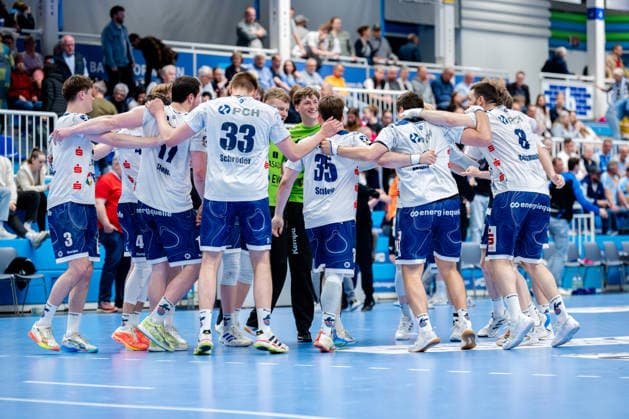 Dormagen, 27.04.2026, Handball, Herren, 2. Bundesliga, 29. Spieltag, 2025 2026: TSV Bayer Dormagen 1. VFL Potsdam Jubelkreis nachdem gewonnen Spiel der Potsdamer
