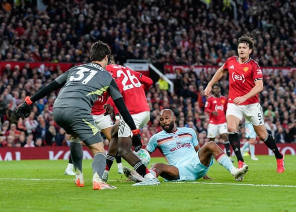 Manchester, England, 27th April 2026. Igor Thiago of Brentford has shot saved by Senne Lammens of Manchester United, ManU during the Manchester United vs Brentford Premier League match at Old Trafford, Manchester. Picture credit should read: Andrew Yates Sportimage EDITORIAL USE ONLY. No use with unauthorised audio, video, data, fixture lists, club league logos or live services. Online in-match use limited to 120 images, no video emulation. No use in betting, games or single club league player publications. SPI_034_AY_MANCHESTER_UNITED_V_BRENTFORD SPI-4740-0034
