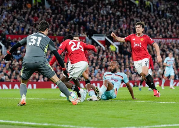 Manchester, England, 27th April 2026. Igor Thiago of Brentford has shot saved by Senne Lammens of Manchester United, ManU during the Manchester United vs Brentford Premier League match at Old Trafford, Manchester. Picture credit should read: Andrew Yates Sportimage EDITORIAL USE ONLY. No use with unauthorised audio, video, data, fixture lists, club league logos or live services. Online in-match use limited to 120 images, no video emulation. No use in betting, games or single club league player publications. SPI_035_AY_MANCHESTER_UNITED_V_BRENTFORD SPI-4740-0035