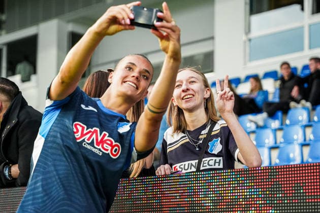 Deutschland: Fussball Google Pixel Frauen-Bundesliga 2025 2026 , 23. Spieltag - TSG Hoffenheim Frauen vs 1. FC Köln Frauen - Dietmar-Hopp-Stadion (Hoffenheim) : Selina Cerci (TSG Hoffenheim Frauen, 29), Fans, nach dem Spiel, Emotionen, Mimik, Gestik, Geste Copyright: xBennetxLongx