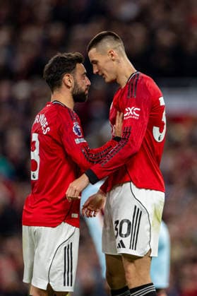Football - FA Premier League - Manchester United, ManU FC v Brentford FC MANCHESTER, ENGLAND - Monday, April 27, 2026: Manchester United s Diogo Dalot celebrates with team-mate and captain Bruno Fernandes (L) after scoring the second goal during the FA Premier League match between Manchester United FC and Brentford FC at Old Trafford. (Photo by David Rawcliffe Propaganda) MANCHESTER Old Trafford GREATER MANCHESTER ENGLAND  Copyright: xDavidxRawcliffex P2026-04-27-Man_Utd_Brentford-40