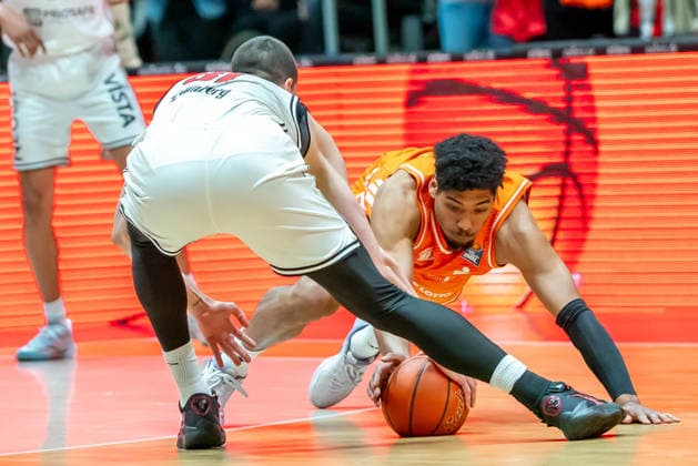 Chemnitz, Deutschland 27. April 2026: 1. BBL - 2025 2026 - Sp. 31 - Niners Chemnitz gegen Bamberg Baskets Im Bild: v. li. im Zweikampf Daniel Keppeler (BMA) und Kostja Mushidi (99) am Boden Copyright: xFotostandx xNachtigallx