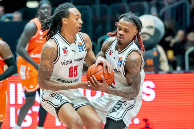 Chemnitz, Deutschland 27. April 2026: 1. BBL - 2025 2026 - Sp. 31 - Niners Chemnitz gegen Bamberg Baskets Im Bild: Austin Crowley (BMA) und Cobe Williams (BMA) v.li. sichern den Ball Copyright: xFotostandx xNachtigallx