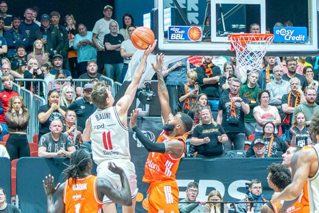Chemnitz, Deutschland 27. April 2026: 1. BBL - 2025 2026 - Sp. 31 - Niners Chemnitz gegen Bamberg Baskets Im Bild: v. li. im Zweikampf Richard Balint (BMA) und Corey Davis (99) Copyright: xFotostandx xNachtigallx