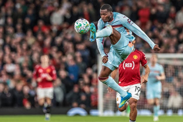 Premier League: Manchester United, ManU v Brentford Dango Ouattara of Brentford controls the ball during the Premier League match Manchester United vs Brentford at Old Trafford, Manchester, United Kingdom on 27 April 2026 (Photo by Mark Cosgrove News Images) Manchester Old Trafford Greater Manchester United Kingdom Copyright: xMarkxCosgrove NewsxImagesx