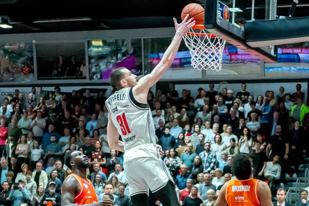 Chemnitz, Deutschland 27. April 2026: 1. BBL - 2025 2026 - Sp. 31 - Niners Chemnitz gegen Bamberg Baskets Im Bild: Daniel Keppeler (BMA) mit einem Rebound Copyright: xFotostandx xNachtigallx