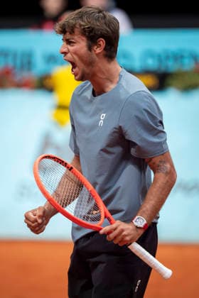 Mutua Madrid Open - Day Eight MADRID, SPAIN - APRIL 27: Flavio Cobolli of Italy celebrates winning a point against Adolfo Daniel Vallejo of Paraguay during their MenÕs Singles Round of 32 match during the Mutua Madrid Open 2026 tournament celebrated at La Caja Magica on April 27, 2026 in Madrid, Spain. Madrid La Caja Magica Madrid Spain Copyright: xAlbertoxGardinx AGardin_20260427_Tennis_Madrid_Day8_0669