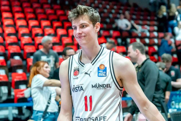 Chemnitz, Deutschland 27. April 2026: 1. BBL - 2025 2026 - Sp. 31 - Niners Chemnitz gegen Bamberg Baskets Im Bild: Richard Balint (BMA) freut sich über ueber den Sieg in Chemnitz Copyright: xFotostandx xNachtigallx