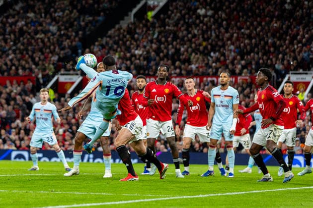 Football - FA Premier League - Manchester United, ManU FC v Brentford FC MANCHESTER, ENGLAND - Monday, April 27, 2026: Brentford s Dango Ouattara with an attempt on goal during the FA Premier League match between Manchester United FC and Brentford FC at Old Trafford. (Photo by David Rawcliffe Propaganda) MANCHESTER Old Trafford GREATER MANCHESTER ENGLAND  Copyright: xDavidxRawcliffex P2026-04-27-Man_Utd_Brentford-70