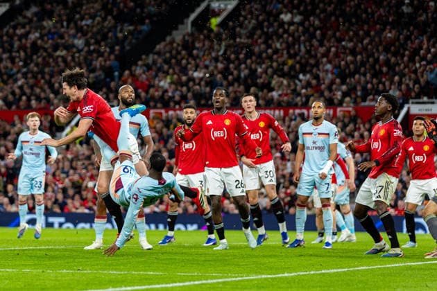 Football - FA Premier League - Manchester United, ManU FC v Brentford FC MANCHESTER, ENGLAND - Monday, April 27, 2026: Brentford s Dango Ouattara with an attempt on goal during the FA Premier League match between Manchester United FC and Brentford FC at Old Trafford. (Photo by David Rawcliffe Propaganda) MANCHESTER Old Trafford GREATER MANCHESTER ENGLAND  Copyright: xDavidxRawcliffex P2026-04-27-Man_Utd_Brentford-71