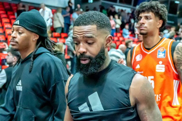 Chemnitz, Deutschland 27. April 2026: 1. BBL - 2025 2026 - Sp. 31 - Niners Chemnitz gegen Bamberg Baskets Im Bild: Corey Davis (99) 2.v.li. unzufrieden über ueber die Heimniederlage Copyright: xFotostandx xNachtigallx