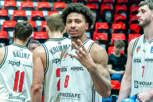 Chemnitz, Deutschland 27. April 2026: 1. BBL - 2025 2026 - Sp. 31 - Niners Chemnitz gegen Bamberg Baskets Im Bild: Demarcus Demonia (BMA) feiert den Sieg in Chemnitz Copyright: xFotostandx xNachtigallx