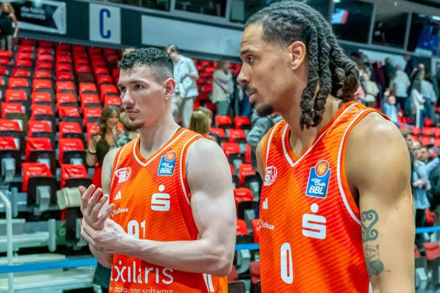 Chemnitz, Deutschland 27. April 2026: 1. BBL - 2025 2026 - Sp. 31 - Niners Chemnitz gegen Bamberg Baskets Im Bild: Yordan Minchev (99) und Kevin Yebo (99) v.li. unzufrieden über ueber die Heimniederlage Copyright: xFotostandx xNachtigallx