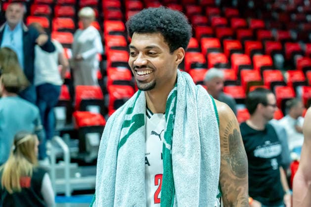Chemnitz, Deutschland 27. April 2026: 1. BBL - 2025 2026 - Sp. 31 - Niners Chemnitz gegen Bamberg Baskets Im Bild: Ibi Watson (BMA) freut sich über ueber den Auswärtssieg Auswaertssieg Copyright: xFotostandx xNachtigallx
