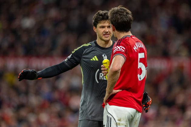 Football - FA Premier League - Manchester United, ManU FC v Brentford FC MANCHESTER, ENGLAND - Monday, April 27, 2026: Manchester United s goalkeeper Senne Lammens and Harry Maguire during the FA Premier League match between Manchester United FC and Brentford FC at Old Trafford. (Photo by David Rawcliffe Propaganda) MANCHESTER Old Trafford GREATER MANCHESTER ENGLAND  Copyright: xDavidxRawcliffex P2026-04-27-Man_Utd_Brentford-74