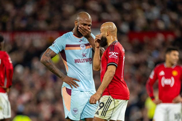Football - FA Premier League - Manchester United, ManU FC v Brentford FC MANCHESTER, ENGLAND - Monday, April 27, 2026: Brentford s Igor Thiago and Manchester United s Bryan Mbeumo (R) cover their mouths to have a conversation whilst Luke Shaw receives treatment during the FA Premier League match between Manchester United FC and Brentford FC at Old Trafford. (Photo by David Rawcliffe Propaganda) MANCHESTER Old Trafford GREATER MANCHESTER ENGLAND  Copyright: xDavidxRawcliffex P2026-04-27-Man_Utd_Brentford-76