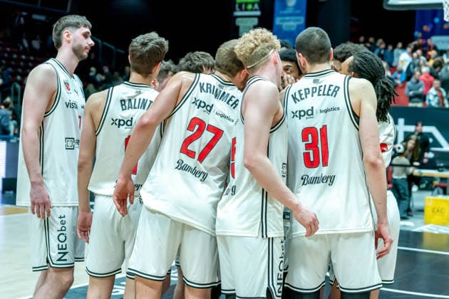 Chemnitz, Deutschland 27. April 2026: 1. BBL - 2025 2026 - Sp. 31 - Niners Chemnitz gegen Bamberg Baskets Im Bild: Die Spieler von Bamberg bilden nach der Schlußsirene einen Mannschaftskreis zum Schulterschluss. Copyright: xFotostandx xNachtigallx