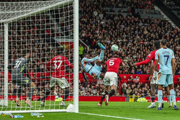 Premier League: Manchester United, ManU v Brentford Dango Ouattara of Brentford fouls Harry Maguire of Manchester United during the Premier League match Manchester United vs Brentford at Old Trafford, Manchester, United Kingdom on 27 April 2026 (Photo by Mark Cosgrove News Images) Manchester Old Trafford Greater Manchester United Kingdom Copyright: xMarkxCosgrove NewsxImagesx