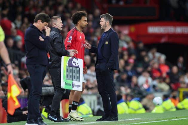 Manchester United, ManU v Brentford, Premier League Manchester United head coach Michael Carrick and substitute Manchester United forward Joshua Zirkzee (11) during the Manchester United v Brentford Premier League match at Old Trafford, Manchester, England on 27 April 2026 Credit: Phil Duncan Every Second Media Editorial use only. All images are copyright Every Second Media Limited. No images may be reproduced without prior permission. All rights reserved. Premier League and Football League images are subject to licensing agreements with Football DataCo Limited. see https: www.football-dataco.com Copyright: xIMAGO EveryxSecondxMediax ESM-1951-0047 PhilxDuncanx xEveryxSecondxMediax