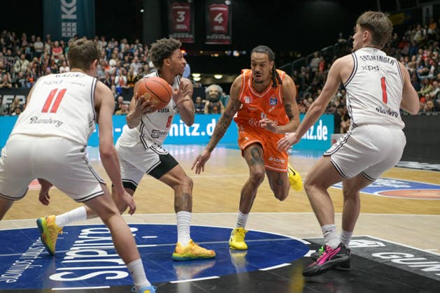 asyCredit Basketball Bundesliga, 31. Spieltag, Niners Chemnitz - BMA365 Bamberg Baskets 27.04.2026 ab 20.00 Uhr Chemnitz, Chemnitz Arena Im Foto: Richard Balint (11), Kevin Yebo(0), Zachary Ensminger (1) easyCredit Basketball Bundesliga, 31. Spieltag, Niners Chemnitz - BMA365 Bamberg Baskets Chemnitz Sachsen Deutschland