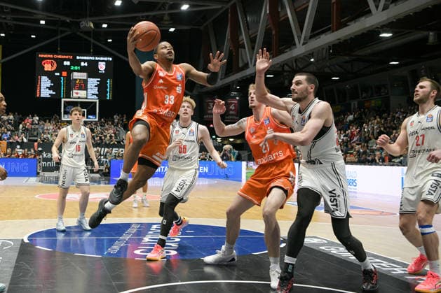 asyCredit Basketball Bundesliga, 31. Spieltag, Niners Chemnitz - BMA365 Bamberg Baskets 27.04.2026 ab 20.00 Uhr Chemnitz, Chemnitz Arena Im Foto: Eric Washington(33) easyCredit Basketball Bundesliga, 31. Spieltag, Niners Chemnitz - BMA365 Bamberg Baskets Chemnitz Sachsen Deutschland