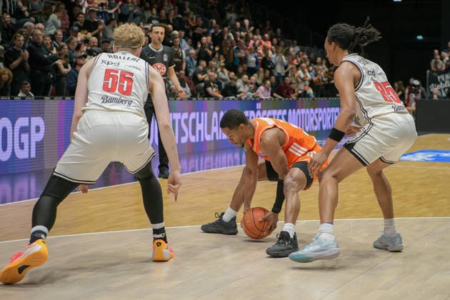 asyCredit Basketball Bundesliga, 31. Spieltag, Niners Chemnitz - BMA365 Bamberg Baskets 27.04.2026 ab 20.00 Uhr Chemnitz, Chemnitz Arena Im Foto:v.l. Nico Höllerl (55), Eric Washington(33), Austin Matthew Crowley (85) easyCredit Basketball Bundesliga, 31. Spieltag, Niners Chemnitz - BMA365 Bamberg Baskets Chemnitz Sachsen Deutschland